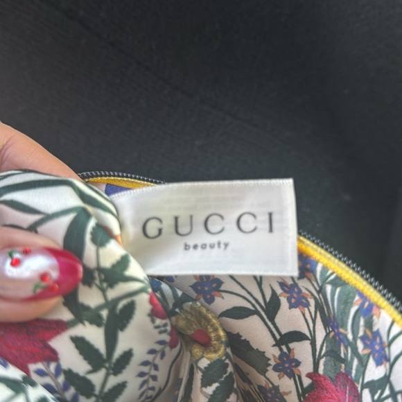 Gucci yellow makup bag - Picture 4 of 5